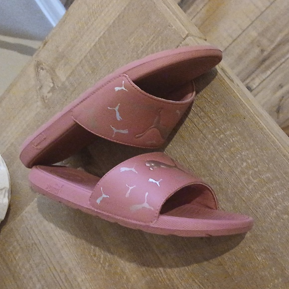 Women's Puma Slides Sandals With Metallic Gold Accent. Size 8 - Picture 14 of 17